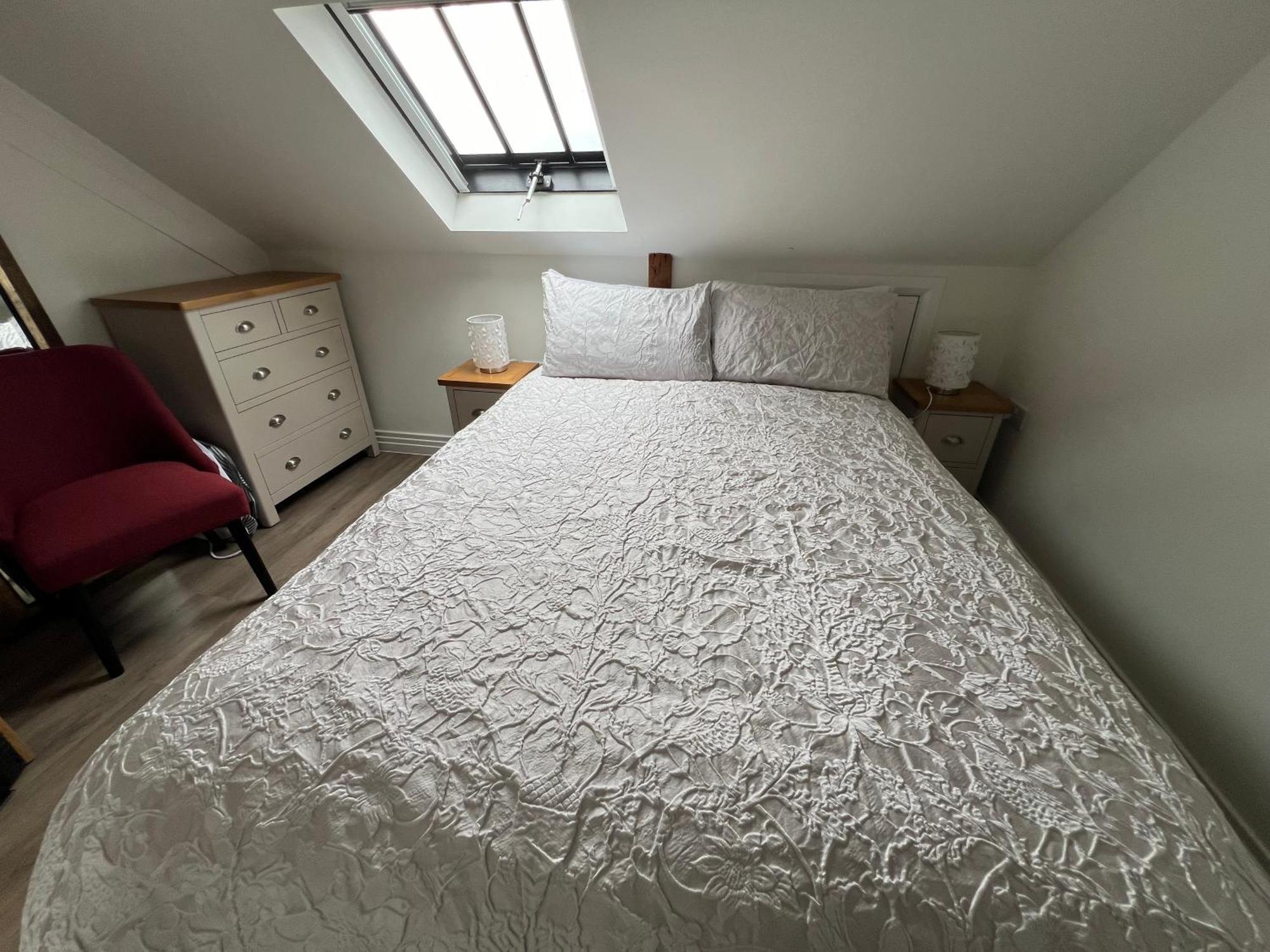 Glastonbury Secret Retreat - 1 Bd Split-Level Apt, Sleeps 3 Zewnętrze zdjęcie