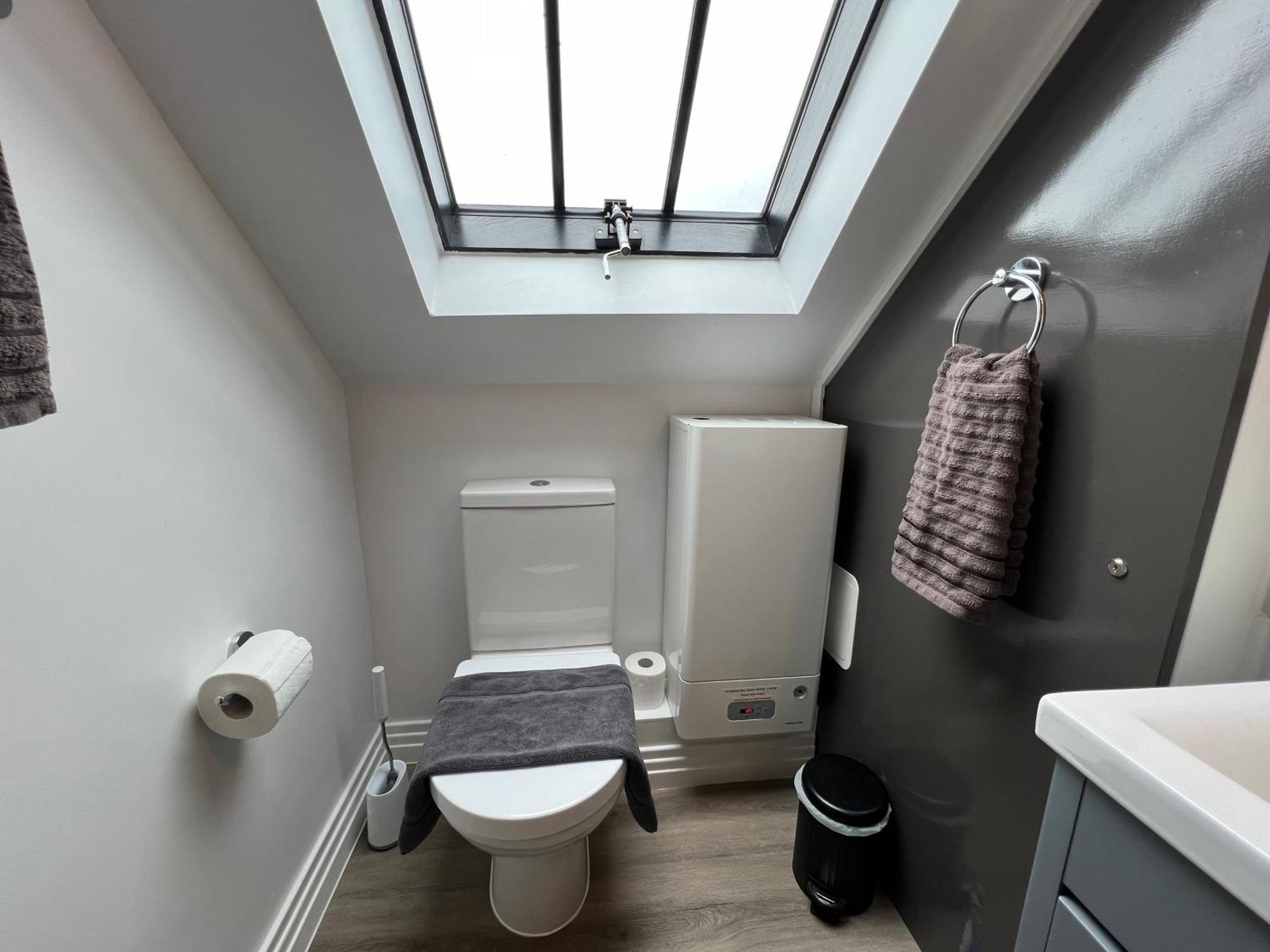 Glastonbury Secret Retreat - 1 Bd Split-Level Apt, Sleeps 3 Zewnętrze zdjęcie