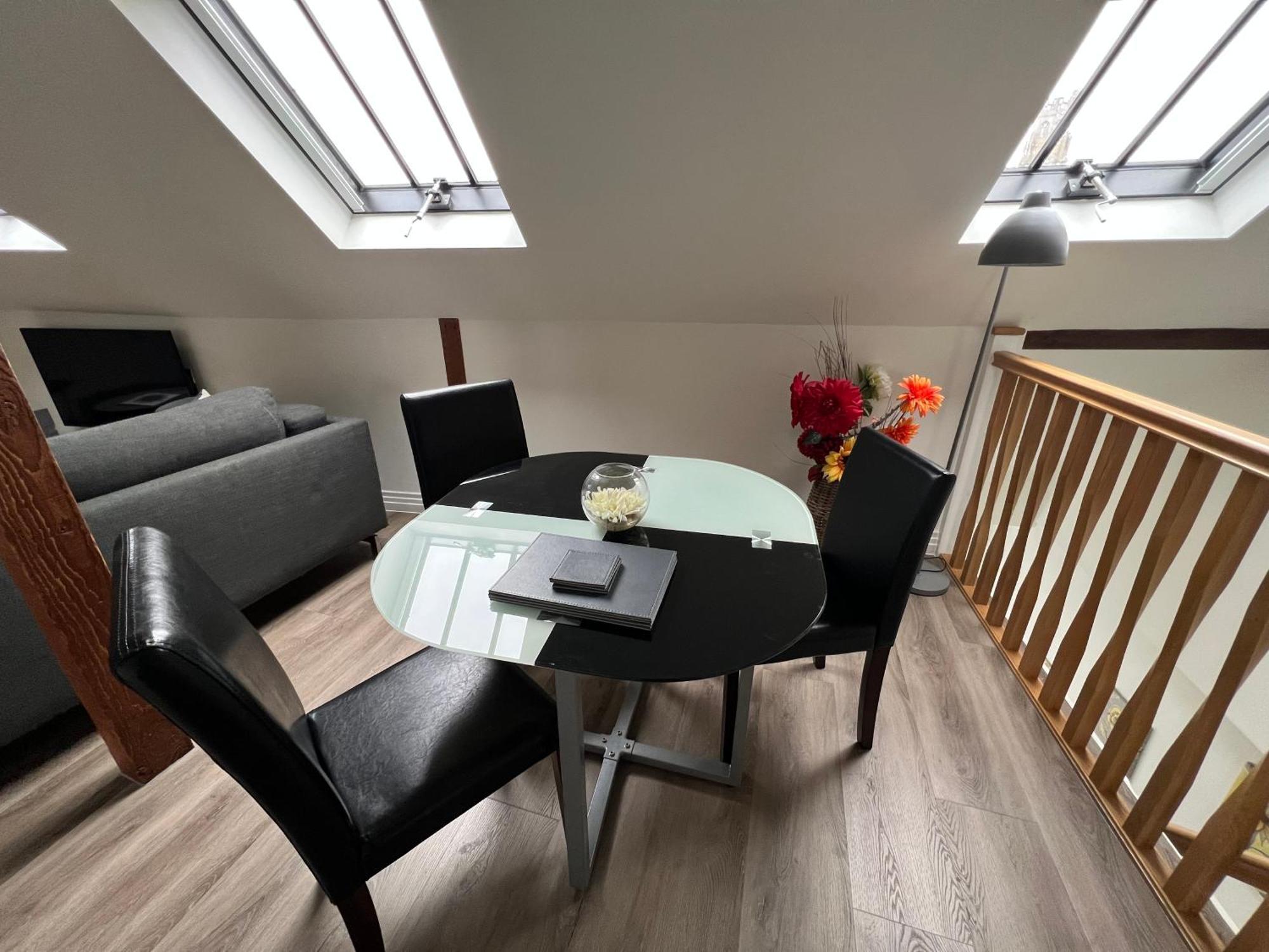 Glastonbury Secret Retreat - 1 Bd Split-Level Apt, Sleeps 3 Zewnętrze zdjęcie